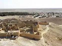 Vista das aldeias e do palmeiral do oásis de Chebika; em primeiro plano vêm-se as ruínas da antiga aldeia abandonada