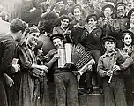 Marinheiros republicanos fazem música a bordo do encouraçado Jaime I, Almería, Espanha. Fevereiro de 1937.