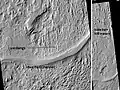 Yardangs de Aeolis Mensae, visto pela HiRISE.  A escala é de 1:500 metros. Clique na imagem para uma melhor visualização dos yardangs.