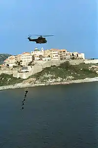 Legionários voando de um helicóptero Puma sobre Calvi