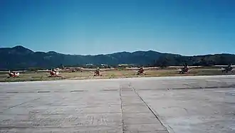 Do pátio de manobras para a pista (ao fundo) com os aviões da "Escola de Pilotagem de Maricá" em formação.