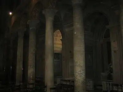 Colunas antigas na nave