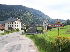 Estrada para Aillon-le-Jeune