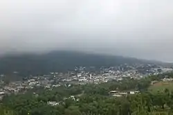 Vista de Aïn Draham num dia de nevoeiro