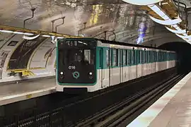 Um trem MP 59 entra na estação em 2011. Este material desapareceu depois da linha.