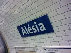 Tipografia de uma das placas da estação.
