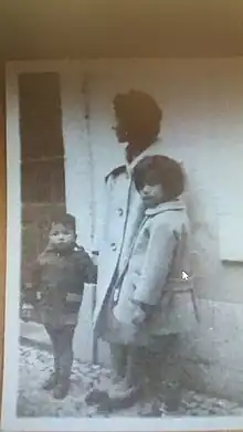 Foto de Albina Fernandes com o filho Rui e a enteada Isabel