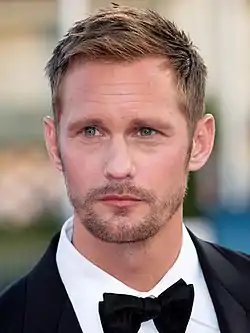 Alexander Skarsgard interpreta Perry.