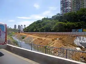 Trecho entre as estações Acesso Norte e Detran, à beira do Rio Camarajipe, em obras em abril de 2015.