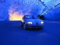 Um carro estacionado em uma das cavernas do túnel