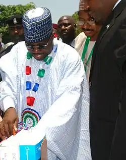 Governador Ali Modu Sherriff inaugurando uma livraria em Maiduguri em 2007