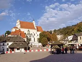 Praça principal com a igreja paroquial
