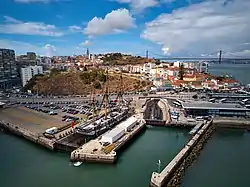 Cacilhas e Margueira, zona ganha ao Tejo através de aterros e cujas escarpas viradas para o Mar da Palha são menos pronunciadas.