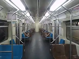 Interior de uma composição da Frota E.