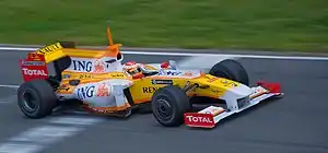 Fernando Alonso pilotando o carro em março de 2009 durante teste em Barcelona