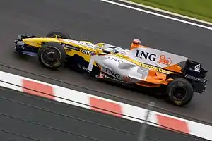 Fernando Alonso pilotando o modelo R28 no GP da Bélgica de 2008.