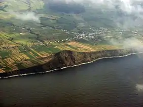 Altares vistos de um avião voando ao largo da costa norte da Terceira. A alta falésia no centro da fotografia é o Pico Matias Simão