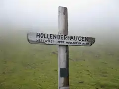 HOLLENDERHAUGEN. HER HVILER TAPRE HOLLANDSKE MENN. Cruz marcando a sepultura de sete holandeses tendo inscrito Colina dos holandeses. Aqui descansam bravos homens holandeses.