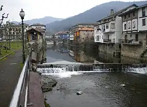 O rio Altube à passagem pelo bairro de Zubiaur, no centro de Orosco