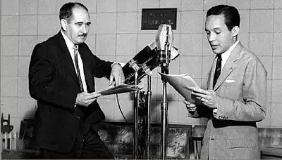 Amaral Gurgel ao lado de Paulo Gracindo no estúdio da Rádio Nacional.