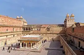 Man Singh Mahal com o baradari ao centro