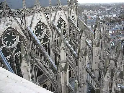 Arcobotantes da Catedral de Amiens. Os pináculos no topo dos contrafortes acrescentavam decoração e peso adicional para fortalecer o edifício