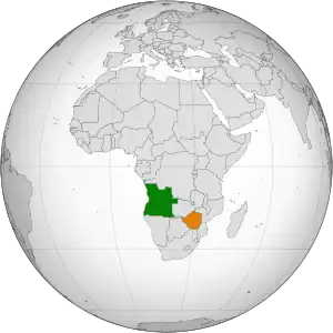 Mapa indicando localização de Angola e do Zimbabué.