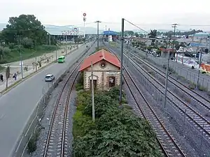 Estações ferroviárias do município. A do fundo é a estação terminal do Trem Suburbano do Vale do México.