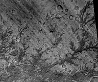 Canais de fluxo invertidos na cratera Antoniadi, visto pela HiRISE.