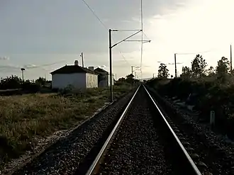 Antigos edifícios do apeadeiro de Algeruz, em 2009.