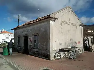 Antigo edifício do apeadeiro de Parada de Aguiar, em 2018.