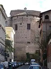 A enorme abside remanescente do edifício carolíngio