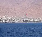 O poste da bandeira de Aqaba, o nono mais alto do mundo sem estruturas auxiliares de apoio.