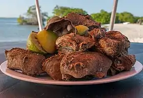 Conchas de A. zebra, com o animal, servidas como aperitivo na ilha de Margarita, Venezuela, onde são colhidas para o comércio.