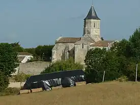 Igreja de St. Martin, com vista para a aldeia
