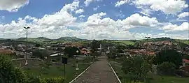 Vista panorâmica da sede do município a partir do Alto do Cruzeiro, com vistas para a Serra do Elefante (à esquerda), para o Bairro do Rosário (à direita) e para a Matriz de São Sebastião (centro)