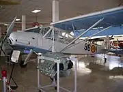 Storch da Força Aérea Espanhola no Museo del Aire, em Madri, junto a um motor Argus As 10.