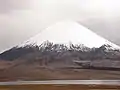 Lago Chungará e o vulcão Parinacota ao fundo.