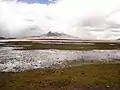 Lago Chungará e o vulcão Sajama aos fundos.
