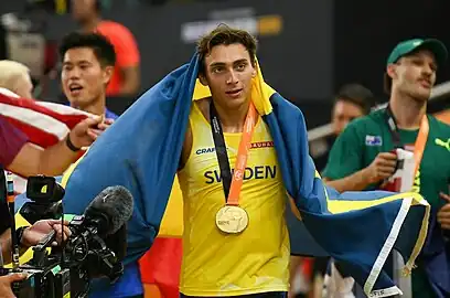Armand Duplantis, medalhista de ouro no salto com vara.