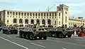 Veículos blindados ZPKH-80 das tropas de rifle motorizadas do Exército Armênio durante um desfile militar, Praça da República, Yerevan
