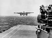 Um B-25 decolando do convés do USS Hornet.
