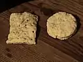 Reprodução dos biscoitos navais (redondo) e militares (quadrado) do século XIX