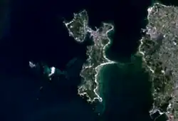 Fotografia de satélite dos dois ilhéus (Guidoiros e Areoso) e da ilha Arousa, arquipélago que integra o território municipal.