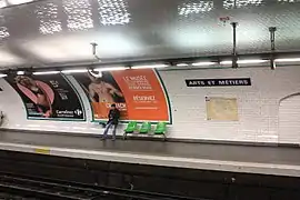 Plataforma Levallois. Os quadros publicitários são verdes e a rampa de iluminação é do estilo Ouï-dire.