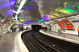 Vista em direção de Levallois. A rampa luminosa foi novamente colorida a partir de 2015.