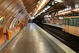 Plataforma direção Mairie des Lilas.