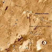 Athabasca Valles exibindo a fonte de sua água, Cerberus Fossae. Note as ilhas nas linhas da correnteza exibindo a direção do fluxo para o sul.