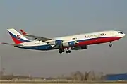 Um Ilyushin Il-96 pousando no Aeroporto Internacional Domodedovo em 2008, com a última pintura deste modelo.