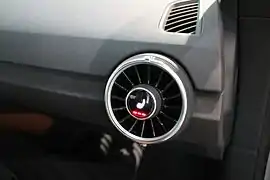 Controle do ar condicionado integrado a saída de ar